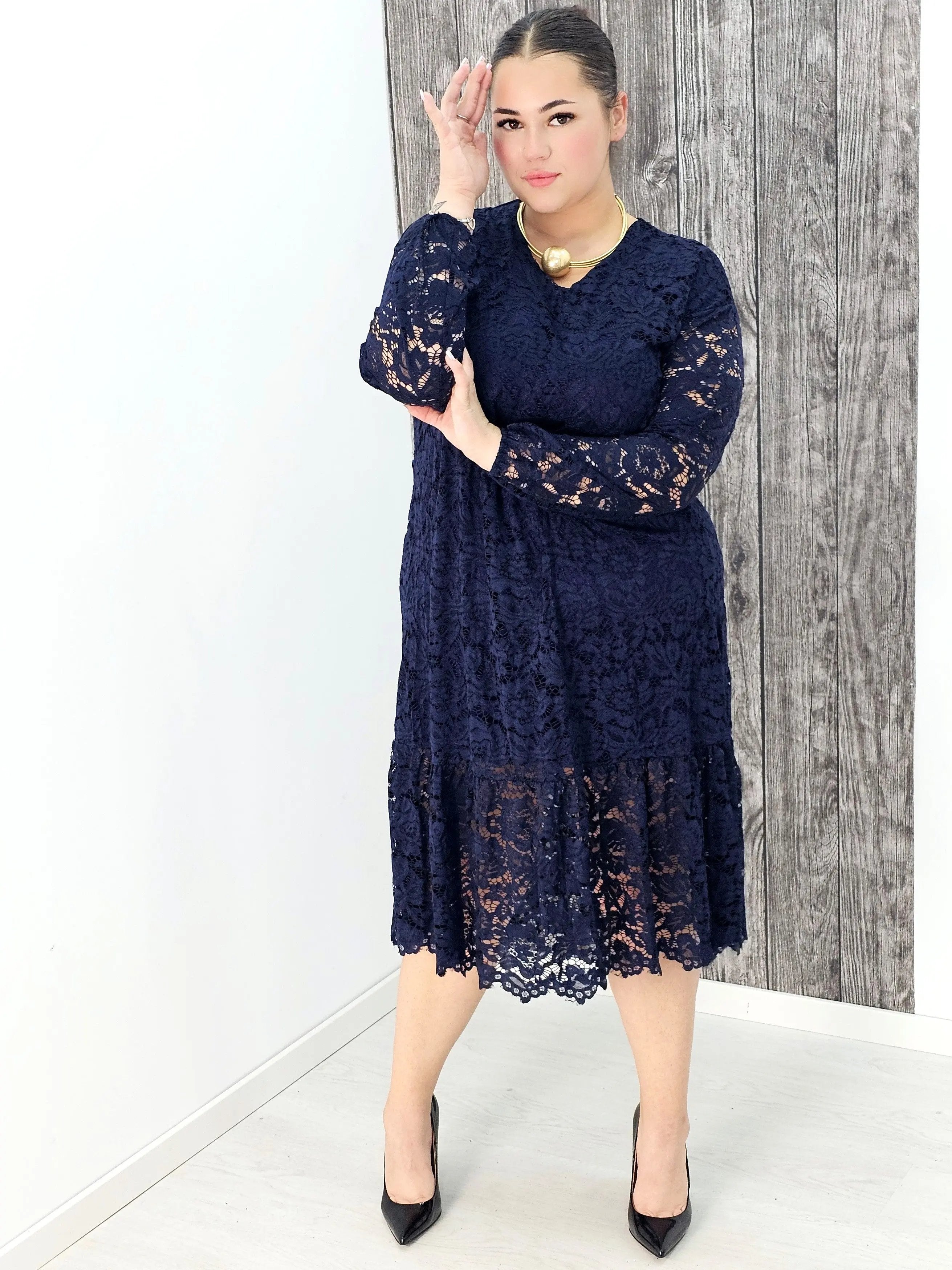 Koronkowa sukienka z falbaną Stylowa XL