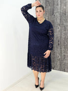 Koronkowa sukienka z falbaną Stylowa XL