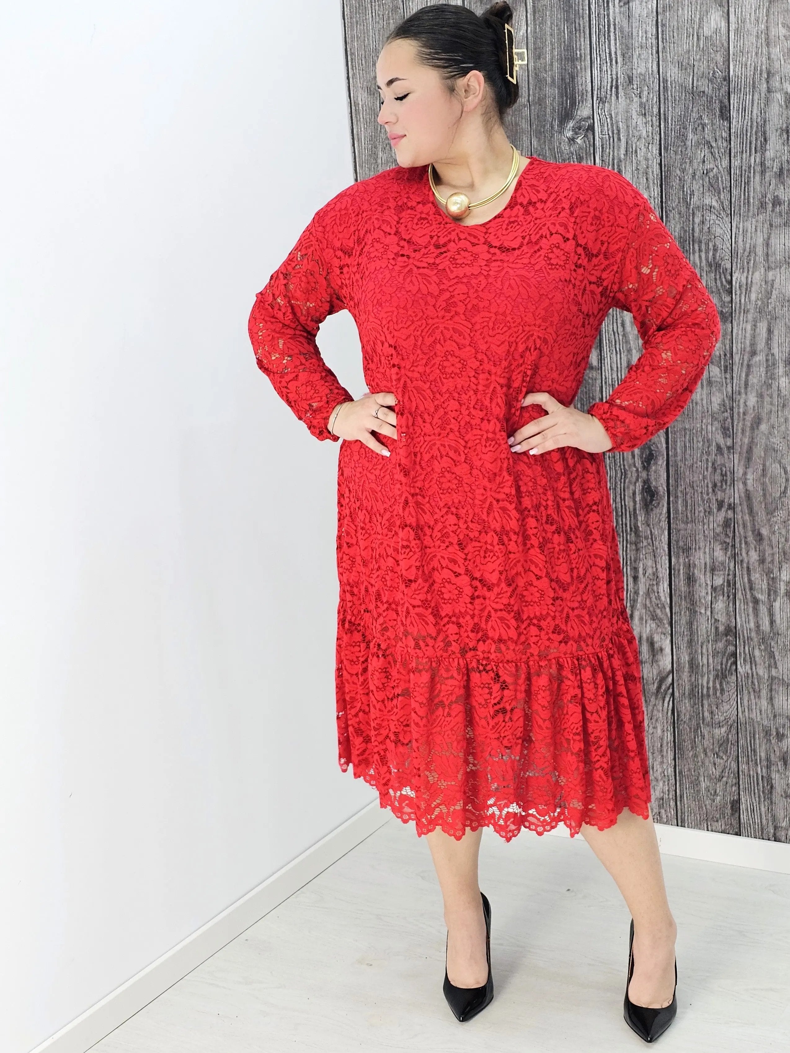 Koronkowa sukienka z falbaną Stylowa XL