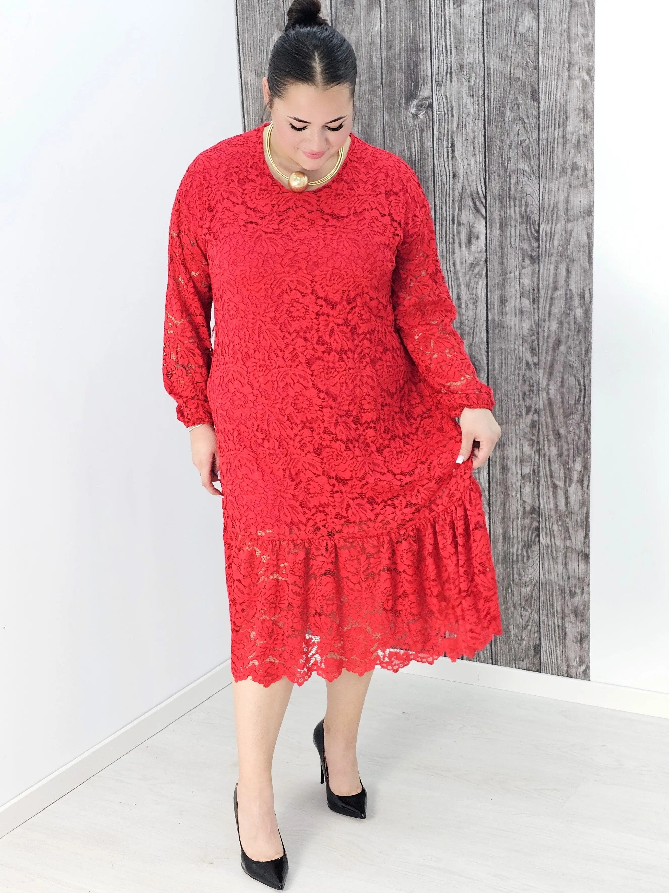 Koronkowa sukienka z falbaną Stylowa XL