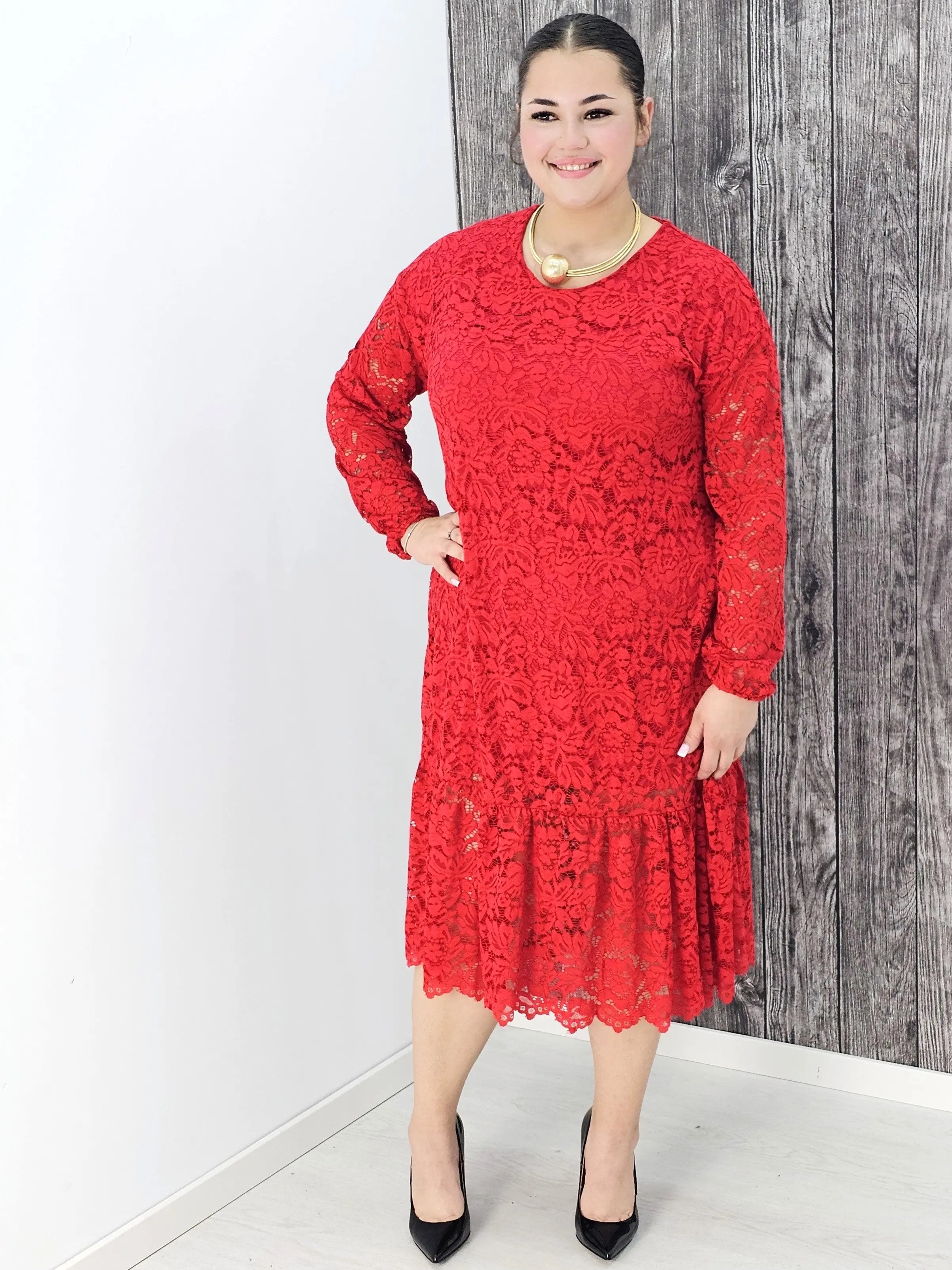 Koronkowa sukienka z falbaną Stylowa XL