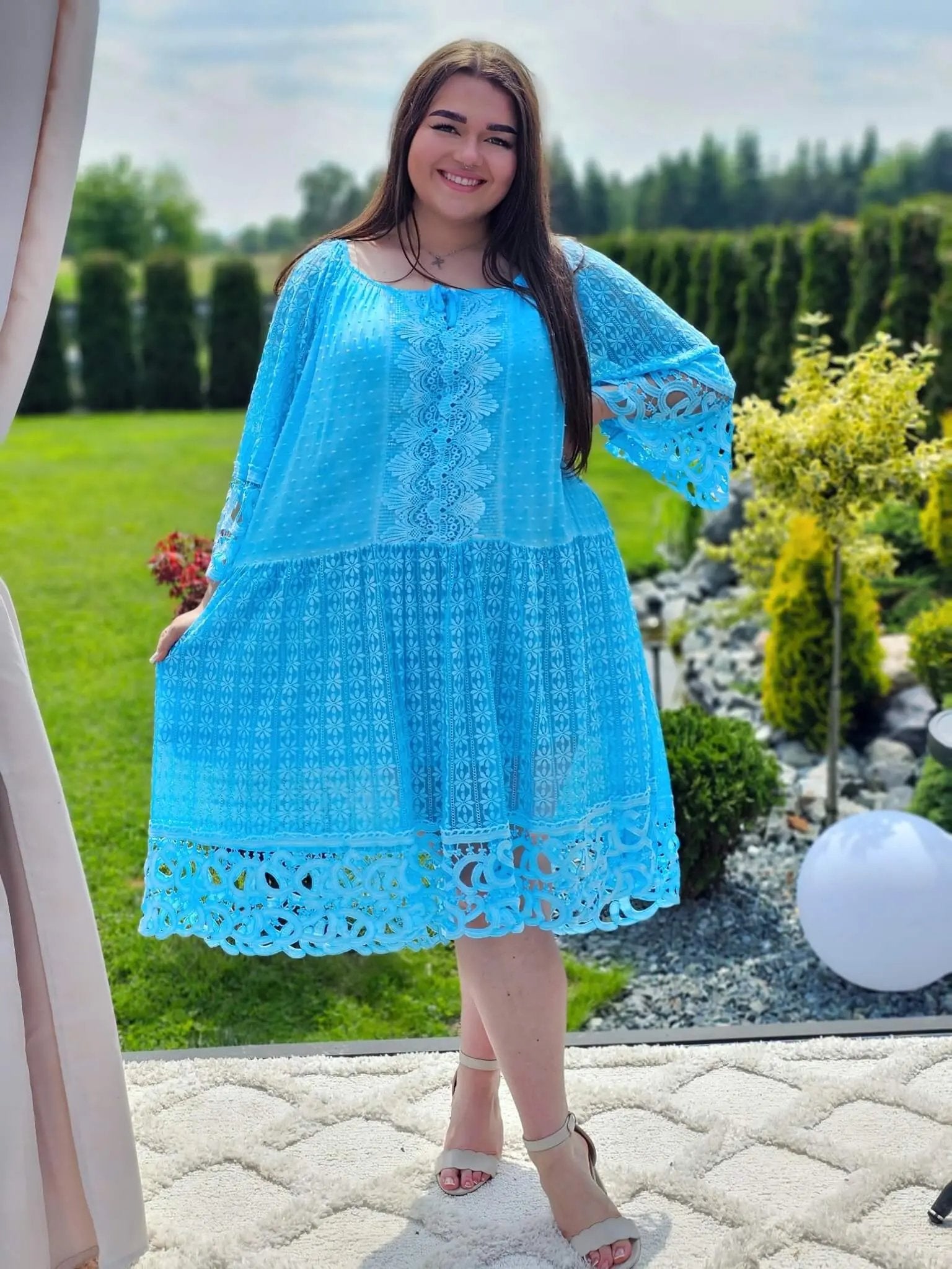 Koronkowa sukienka z falowanym dołem Stylowa XL