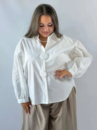 Koszula Plus Size Zeta Otto – elegancka koszula damska z ozdobnymi guzikami XXL Stylowa XL