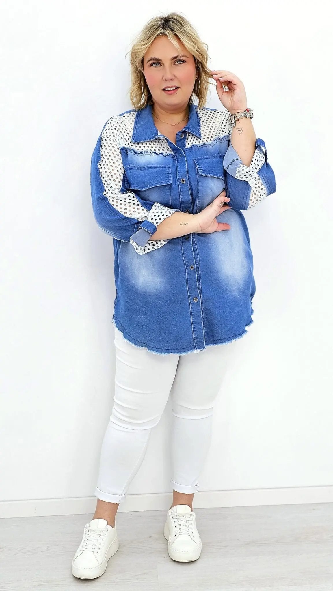 Koszula jeansowa z ażurową siateczką- odcień ciemny Stylowa XL