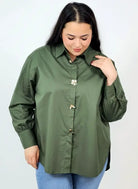 Koszula plus size XXL z ozdobnymi guzikami – klasyka dla kobiet plus size Stylowa XL