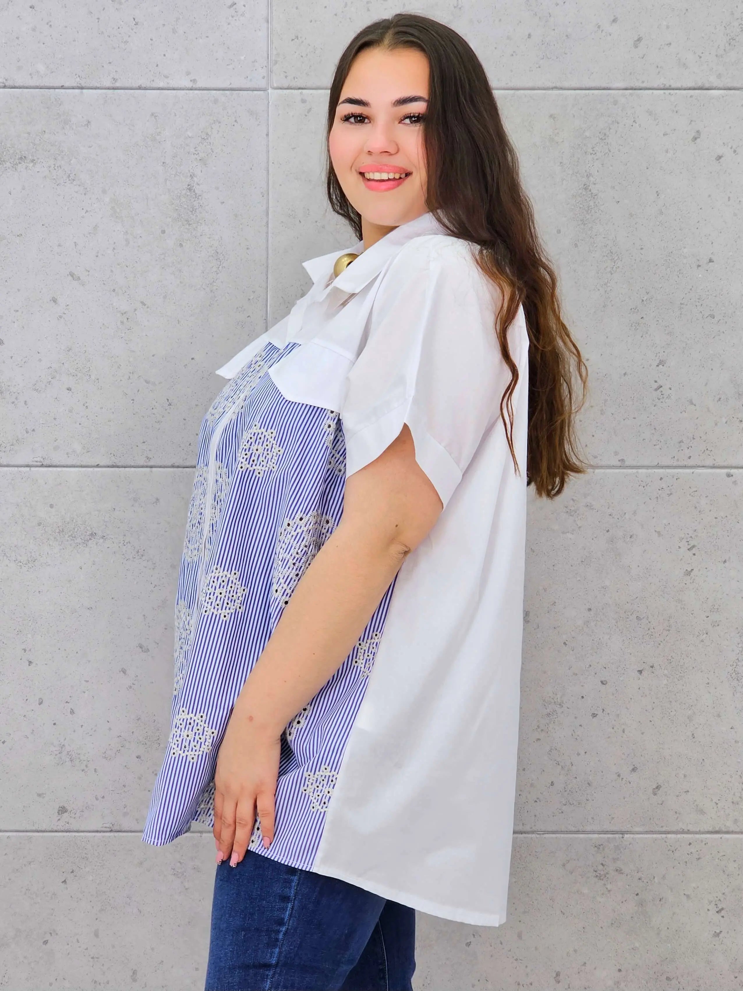 Koszula plus size – elegancka koszula w paski z haftem Stylowa XL