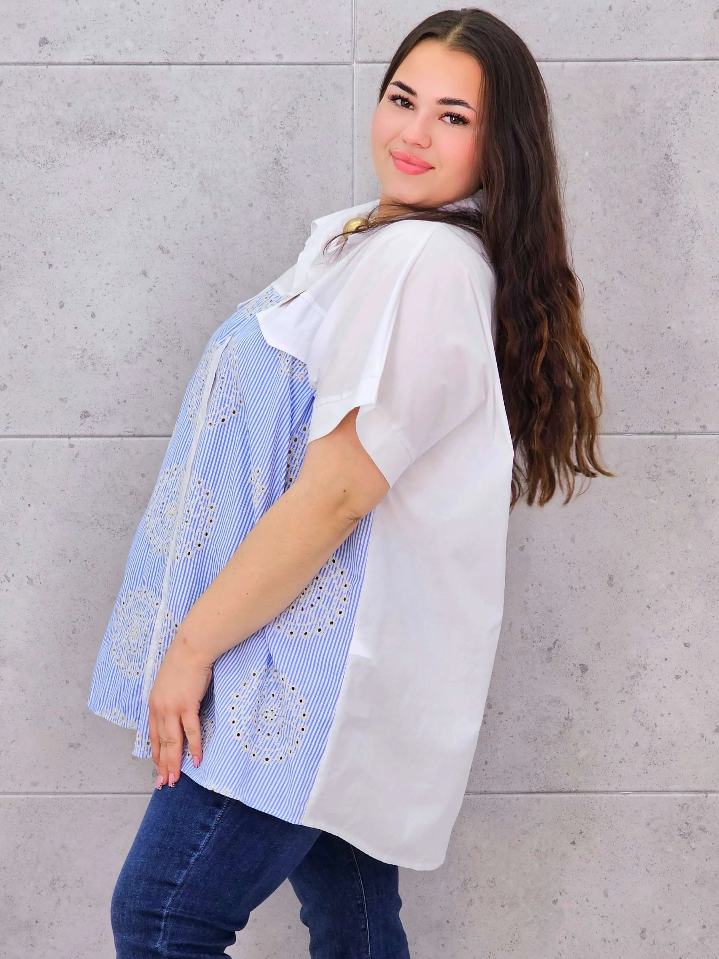 Koszula plus size – elegancka koszula w paski z haftem Stylowa XL