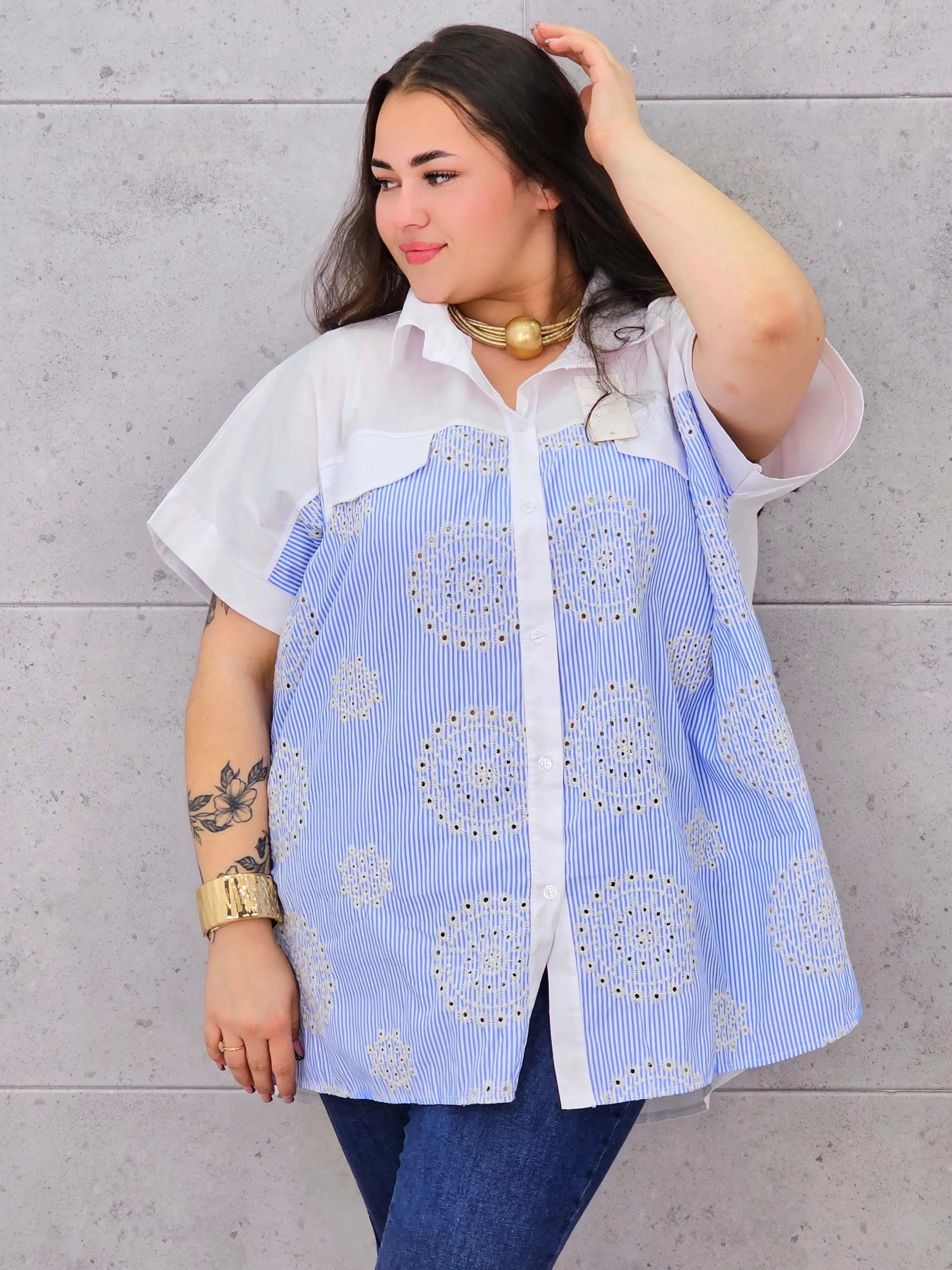Koszula plus size – elegancka koszula w paski z haftem Stylowa XL