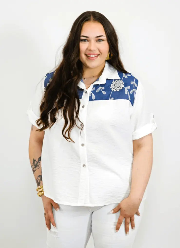 Koszula plus size biała z granatową wstawką Stylowa XL