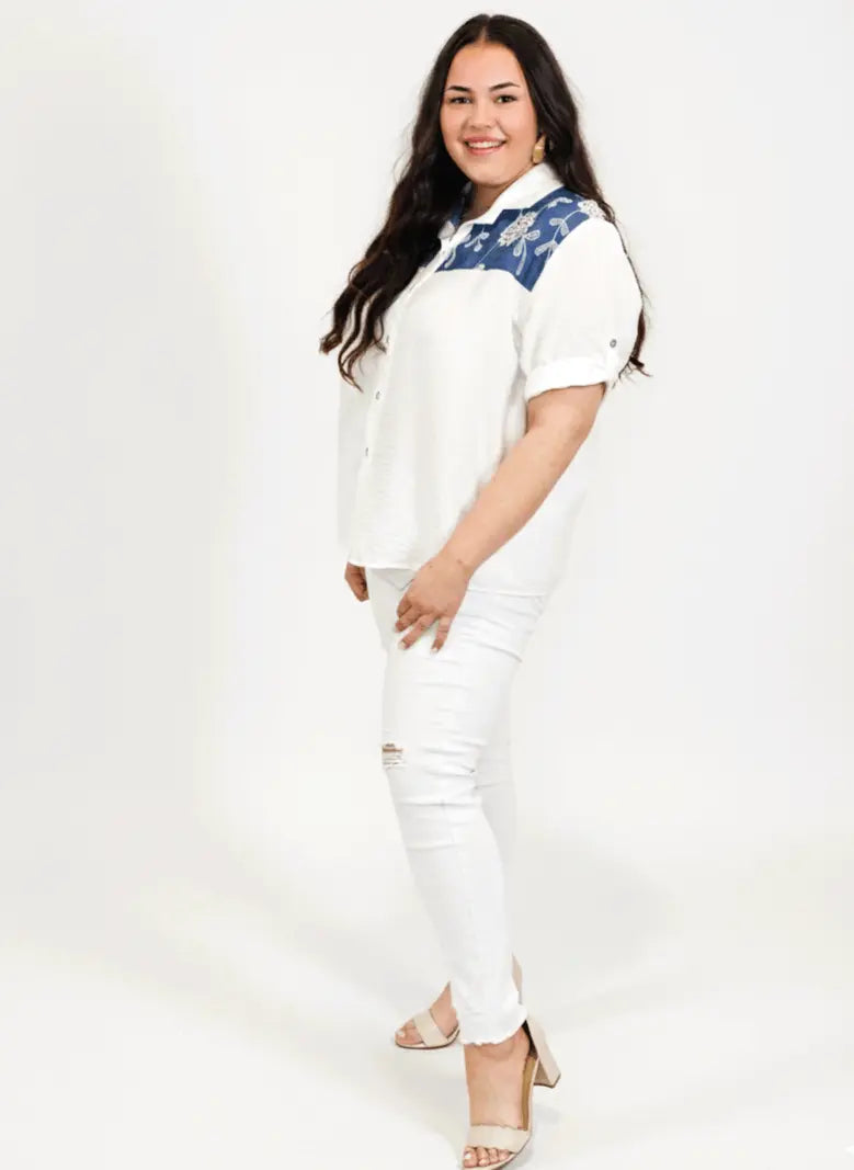Koszula plus size biała z granatową wstawką Stylowa XL