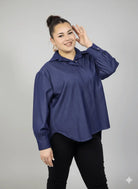 Koszula plus size damska klasyczna z kołnierzykiem – elegancka i wygodna Stylowa XL