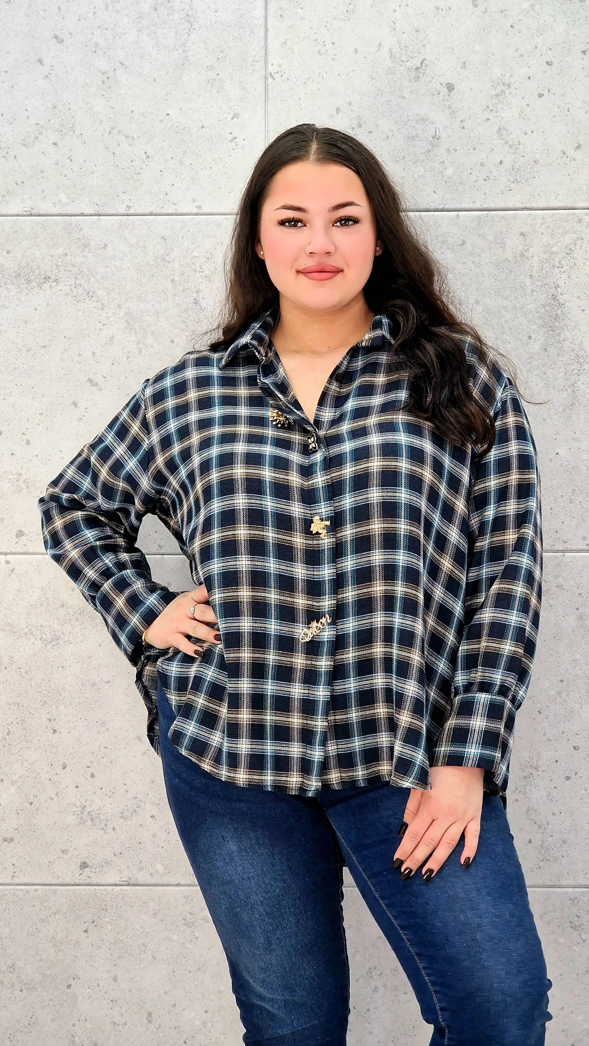 Koszula plus size w kratę – elegancja i wygoda w jednym. Stylowa XL