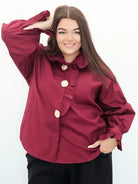 Koszula plus size z falbanką i złotymi guzikami – elegancja w nowoczesnym stylu Stylowa XL