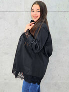 Koszula plus size z koronką– elegancka koszula XXL z koronkowym wykończeniem Stylowa XL