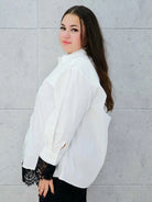 koszula z koronką biała plus size Stylowa XL – bok