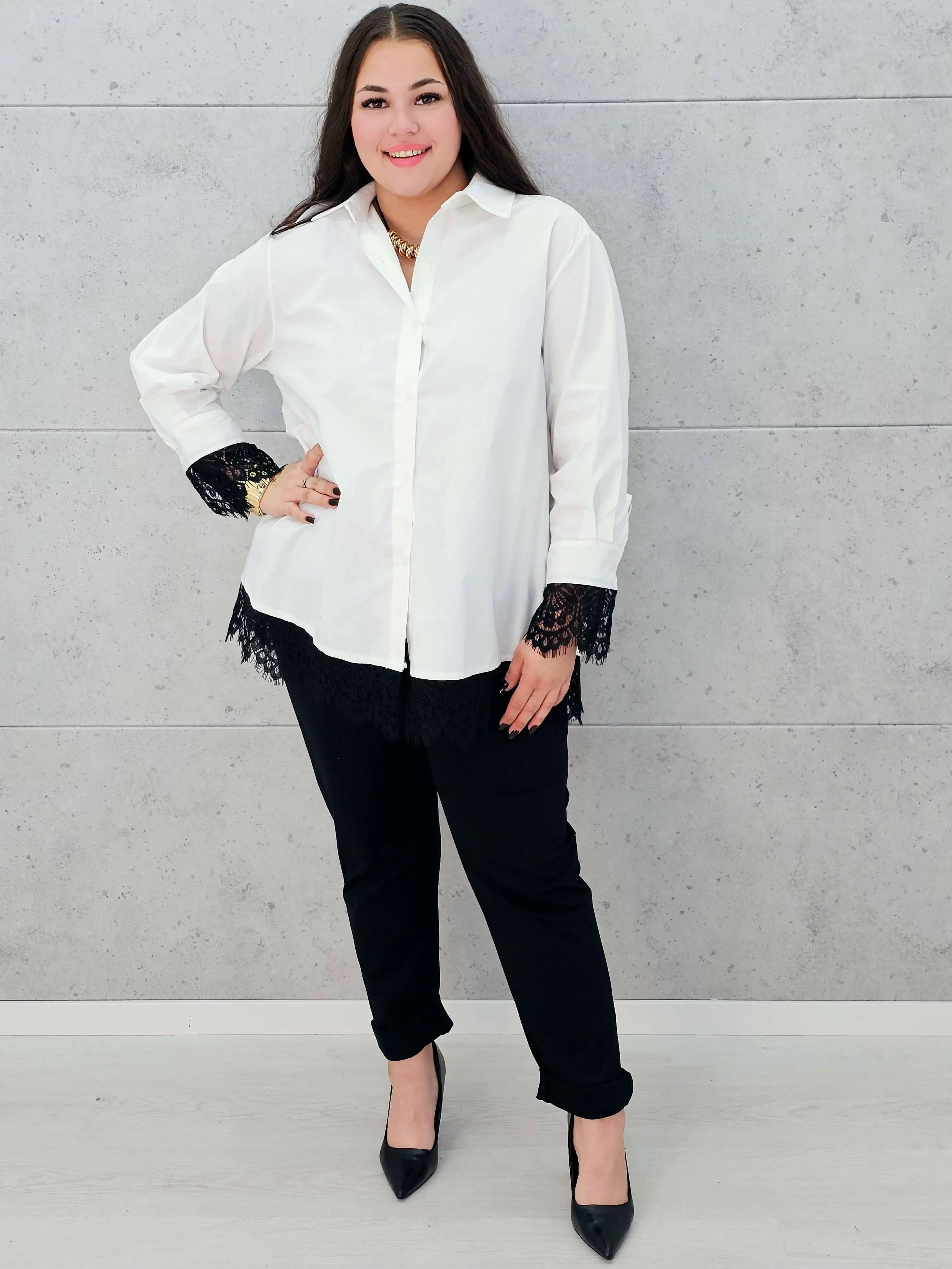 koszula z koronką biała plus size Stylowa XL – na modelce
