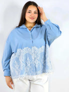 Koszula plus size z koronkowym dołem XXL – elegancki styl Stylowa XL