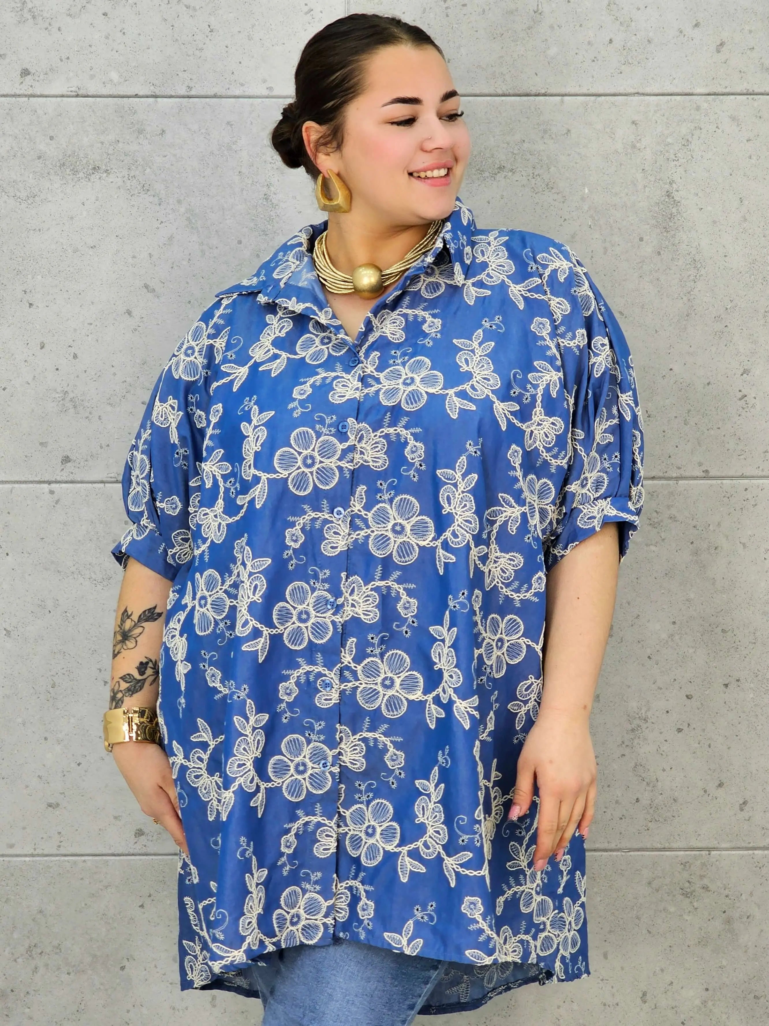 Koszula plus size z kwiatowym haftem – elegancja i lekkość dla kobiet XXL Stylowa XL