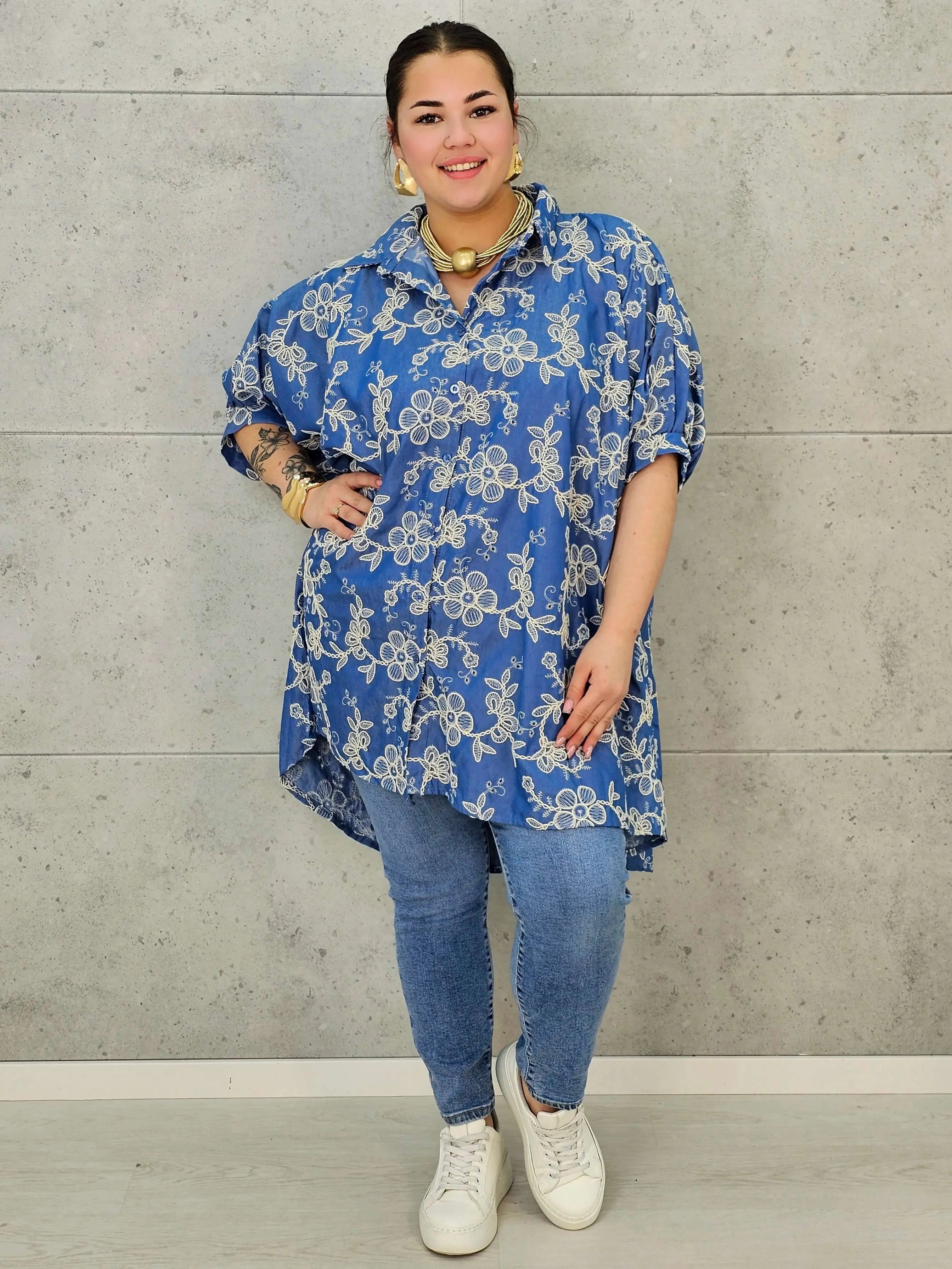 Koszula plus size z kwiatowym haftem – elegancja i lekkość dla kobiet XXL Stylowa XL