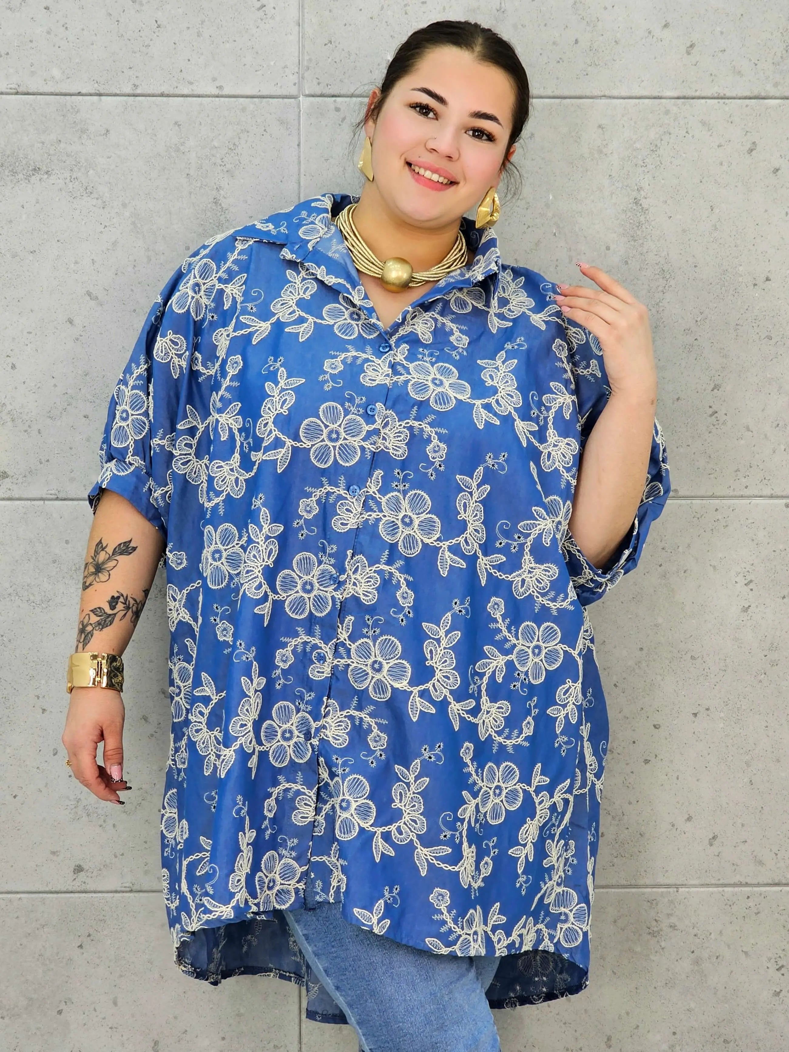 Koszula plus size z kwiatowym haftem – elegancja i lekkość dla kobiet XXL Stylowa XL