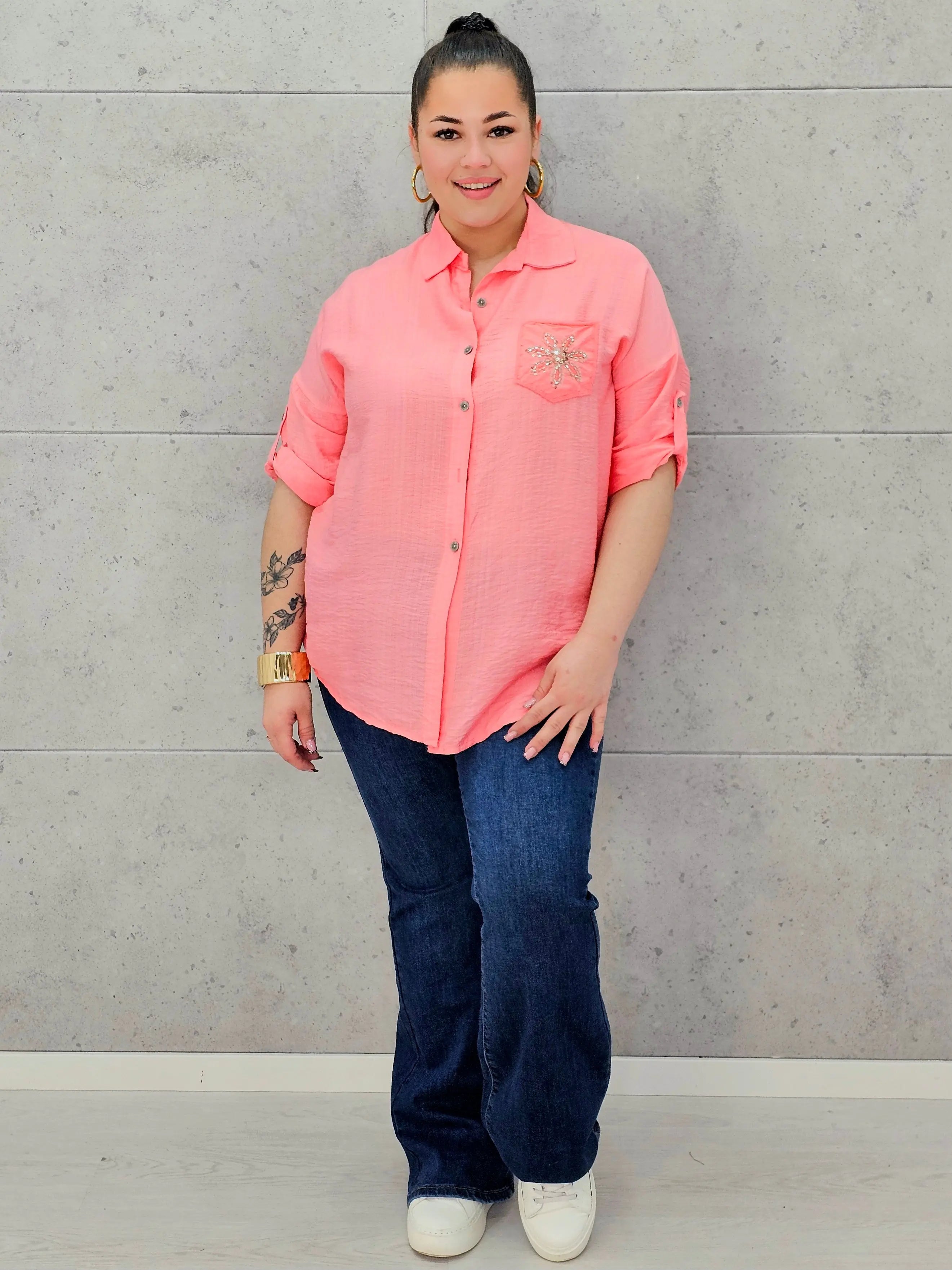 Koszula plus size z ozdobną kieszonką – stylowa i lekka koszula XXL Stylowa XL