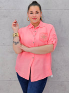 Koszula plus size z ozdobną kieszonką – stylowa i lekka koszula XXL Stylowa XL