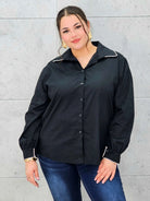 Koszula plus size z ozdobnym kołnierzykiem – klasyka w nowoczesnym wydaniu | Stylowa XL Stylowa XL