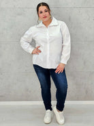 Koszula plus size z ozdobnym kołnierzykiem – klasyka w nowoczesnym wydaniu | Stylowa XL Stylowa XL