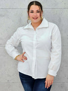 Koszula plus size z ozdobnym kołnierzykiem – klasyka w nowoczesnym wydaniu | Stylowa XL Stylowa XL