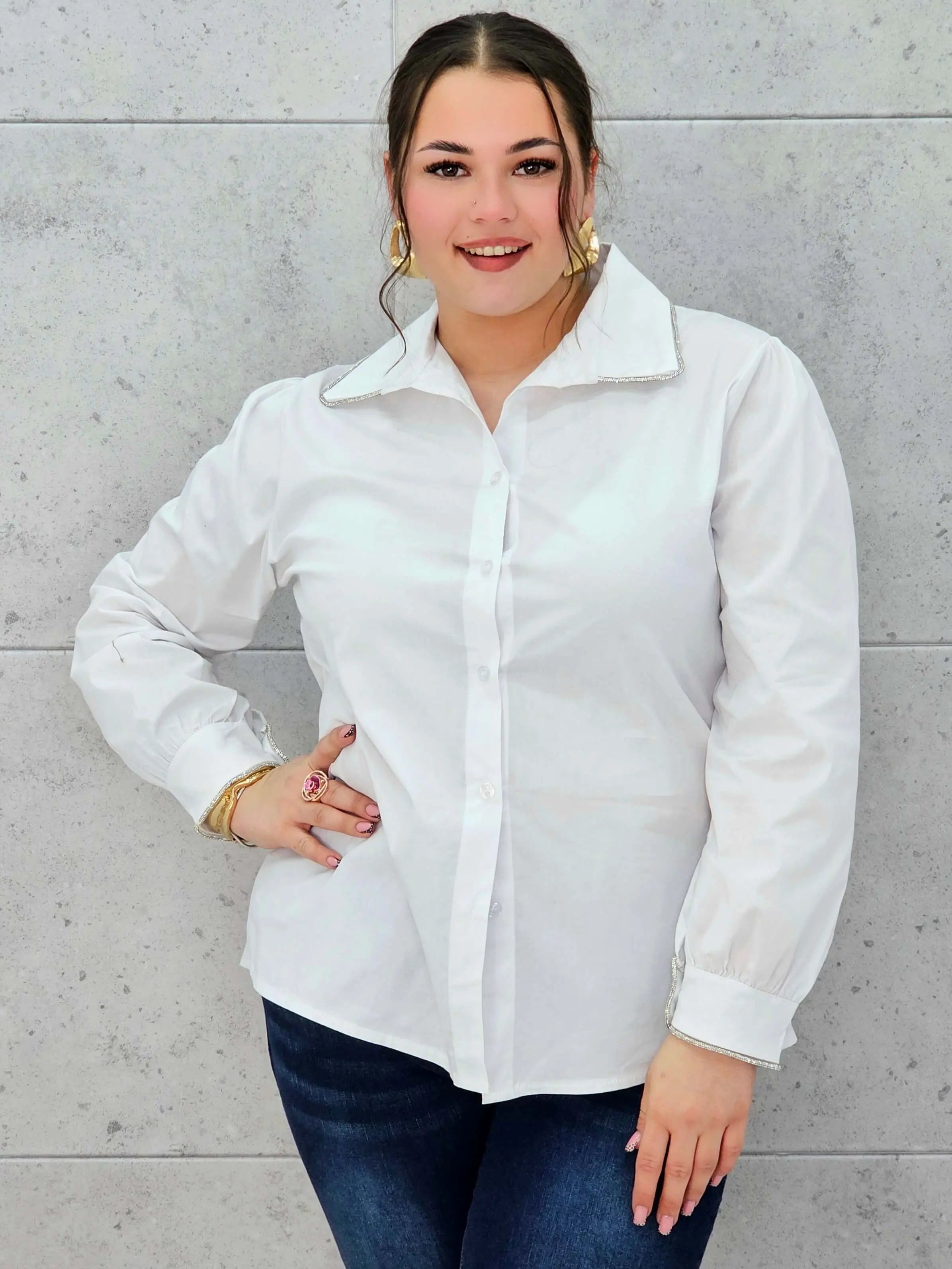 Koszula plus size z ozdobnym kołnierzykiem – klasyka w nowoczesnym wydaniu | Stylowa XL Stylowa XL