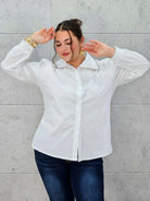 Koszula plus size z ozdobnym kołnierzykiem – klasyka w nowoczesnym wydaniu | Stylowa XL Stylowa XL