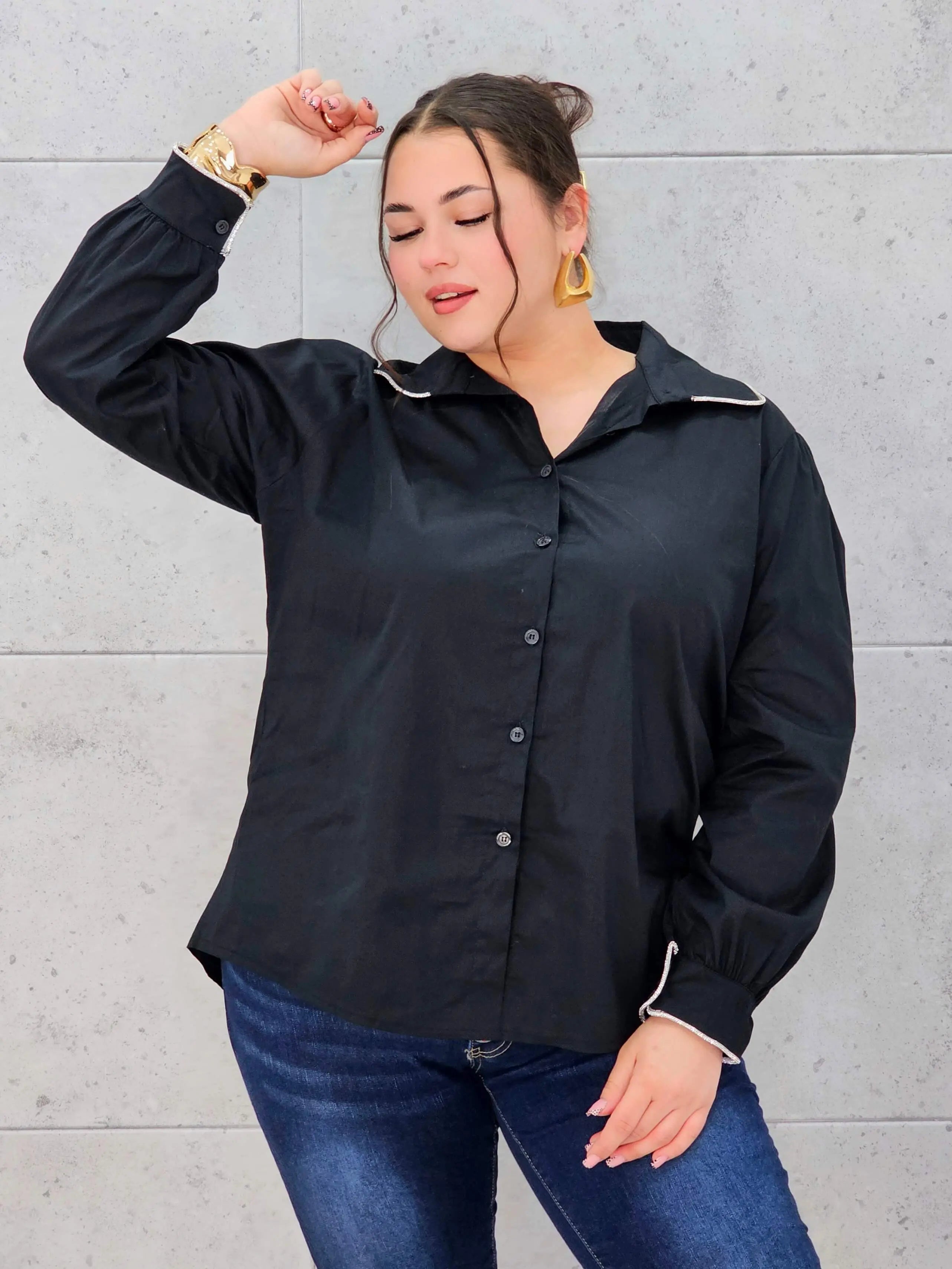 Koszula plus size z ozdobnym kołnierzykiem – klasyka w nowoczesnym wydaniu | Stylowa XL Stylowa XL
