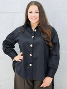 czarna koszula z ozdobnymi guzikami XXL – stylizacja klasyczna