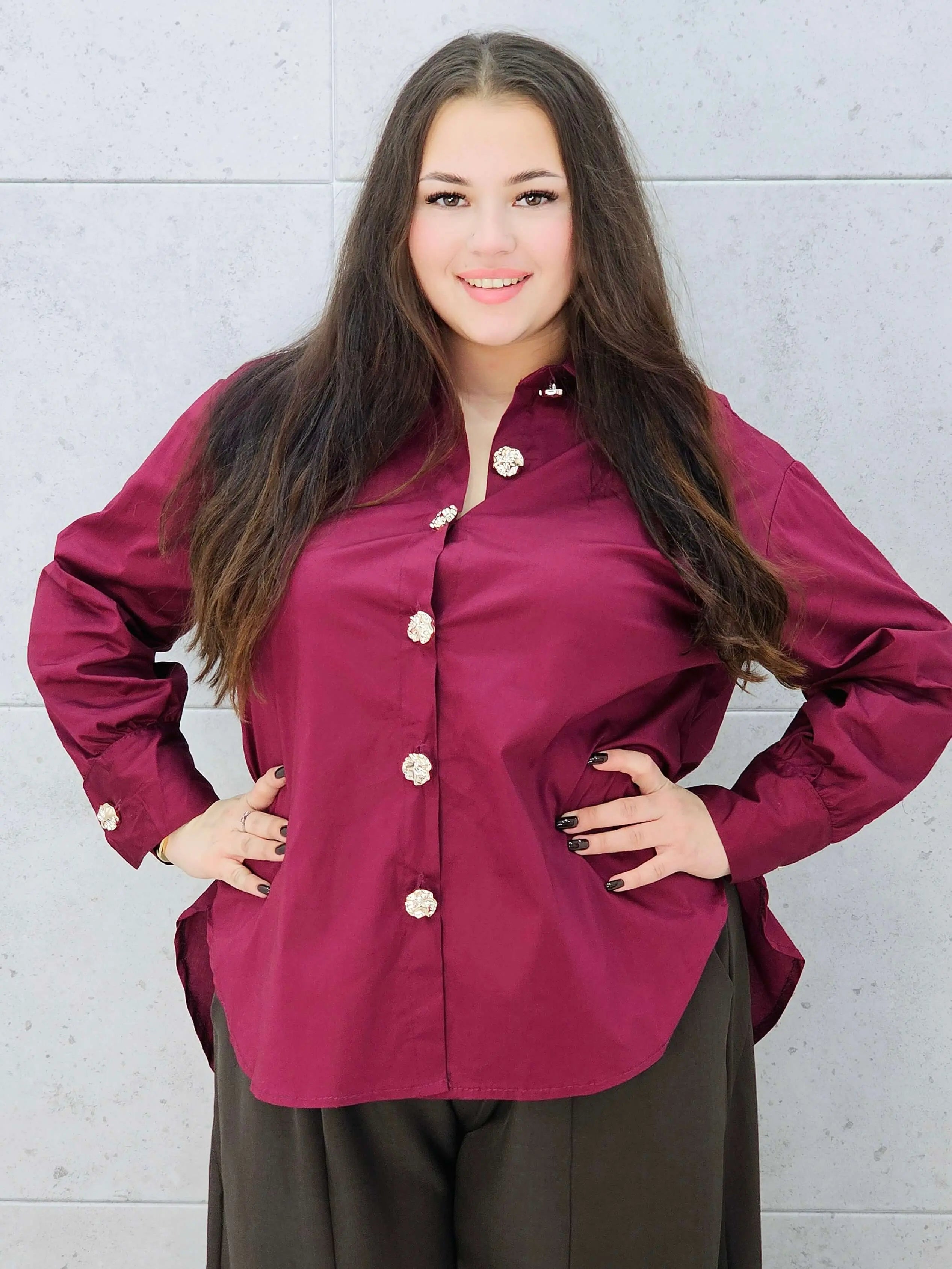 bordowa koszula z ozdobnymi guzikami XXL – stylizacja świąteczna