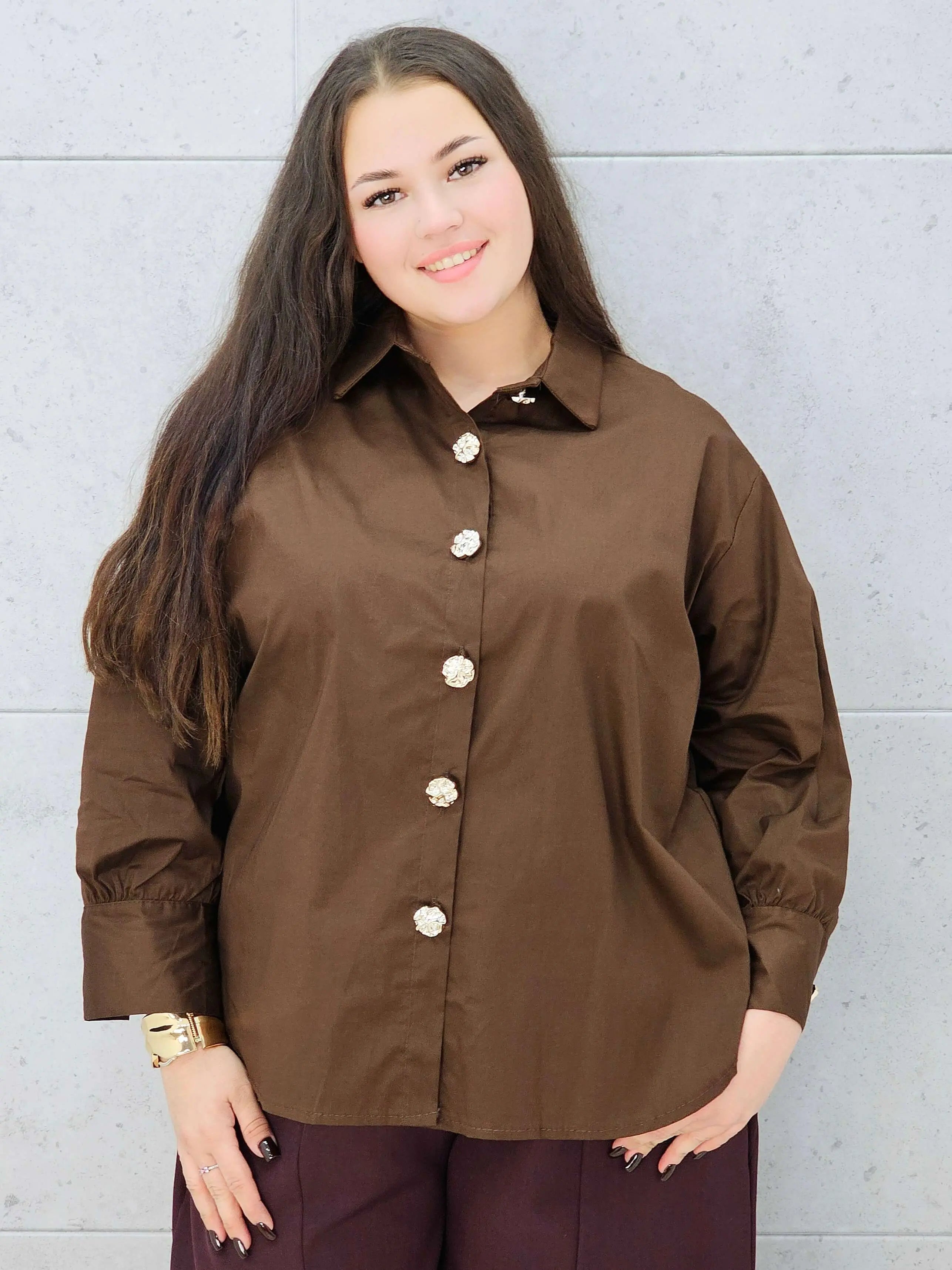 brązowa koszula XXL z ozdobnymi guzikami – moda plus size