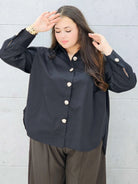 koszula plus size czarna z eleganckimi guzikami 