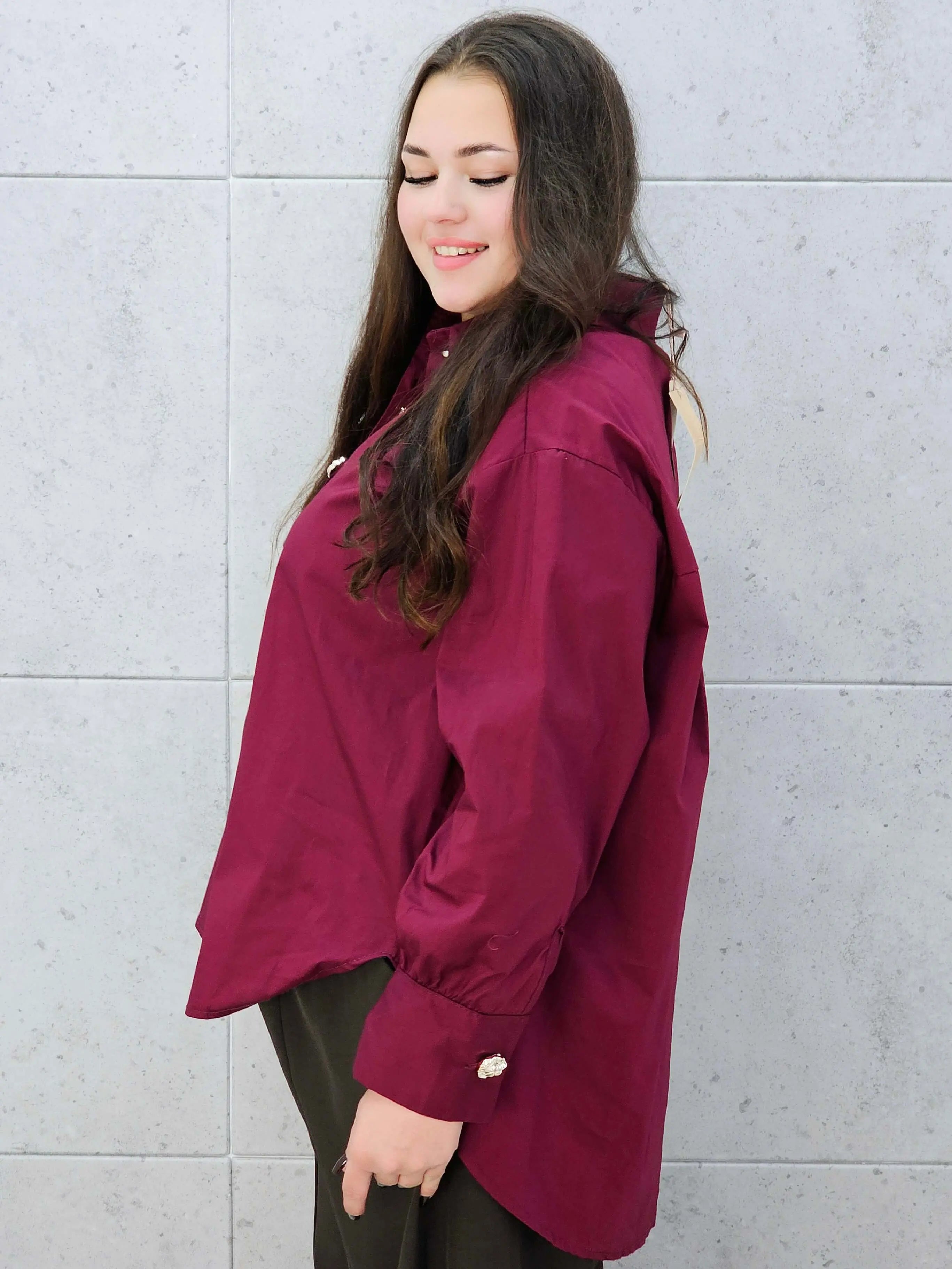oszula plus size bordowa – elegancka stylizacja na wieczór bok 