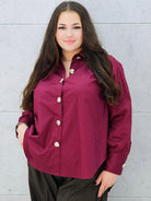 koszula plus size bordowa – elegancka stylizacja na wieczór