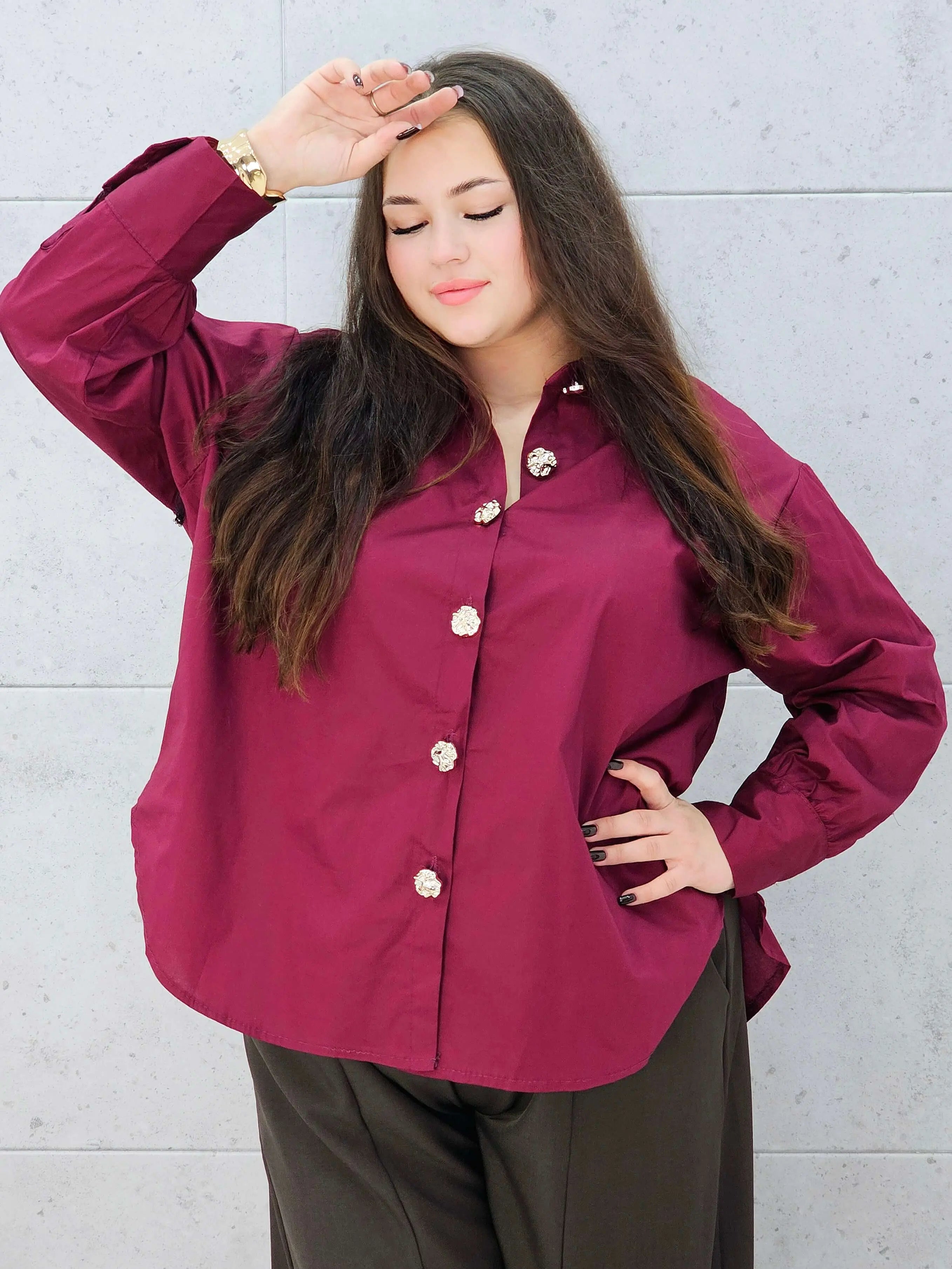 koszula plus size bordowa – elegancka stylizacja na wieczór guziki 