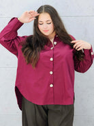 koszula plus size bordowa – elegancka stylizacja na wieczór