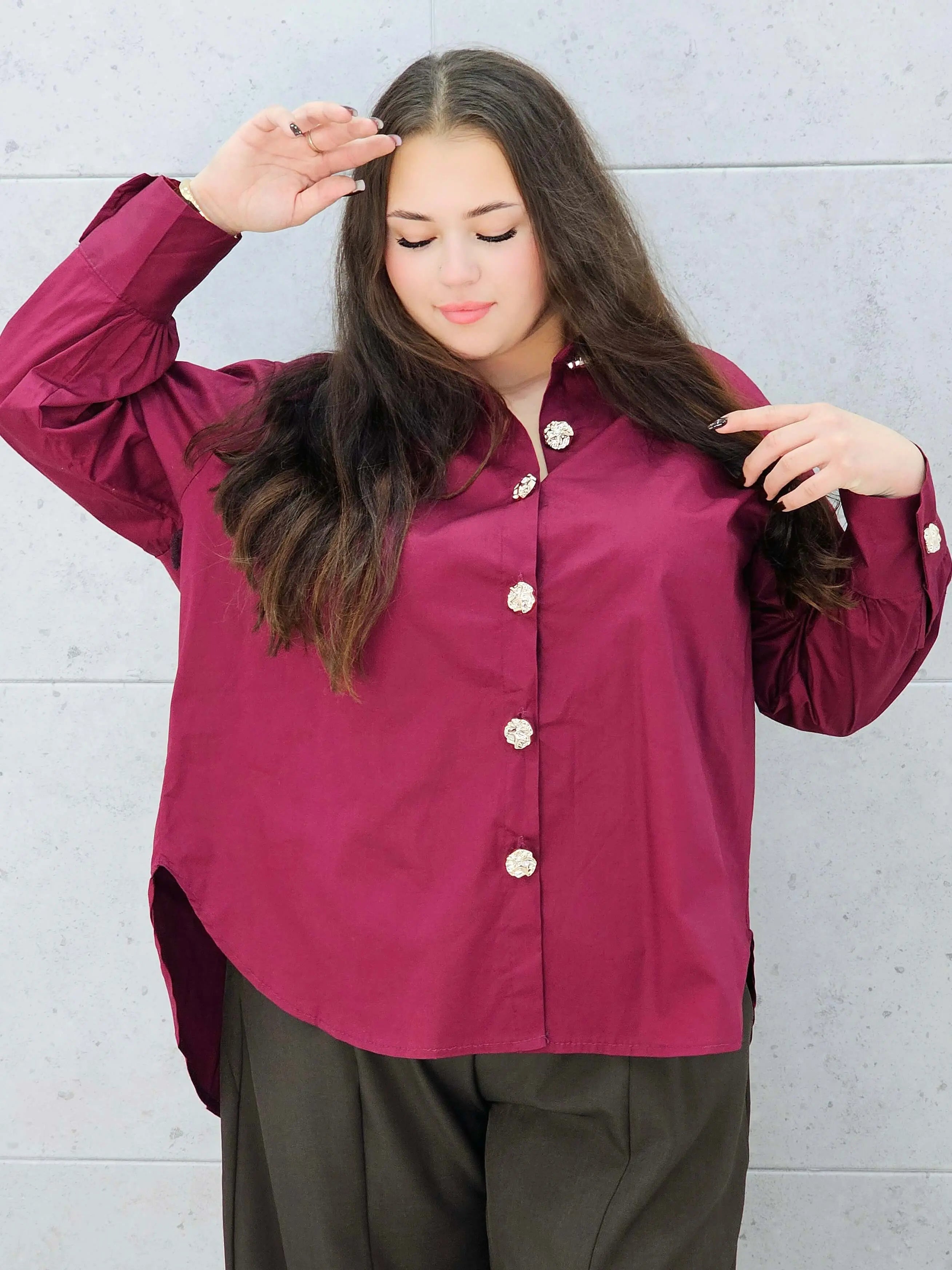 koszula plus size bordowa – elegancka stylizacja na wieczór