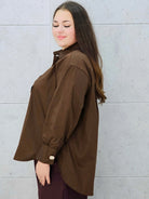 elegancka koszula plus size w kolorze brązowym –bok 