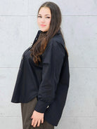 elegancka koszula plus size w kolorze czarnym– bok