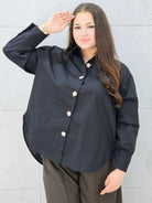 czarna koszula z ozdobnymi guzikami XXL – stylizacja klasyczna przód 