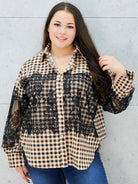 koszula w kratę z koronką plus size brązowa – stylizacja XXL
