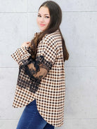 koszula w kratę XXL dla kobiet – stylizacja na co dzień bok 