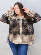 modna koszula z koronką w dużych rozmiarach detal 