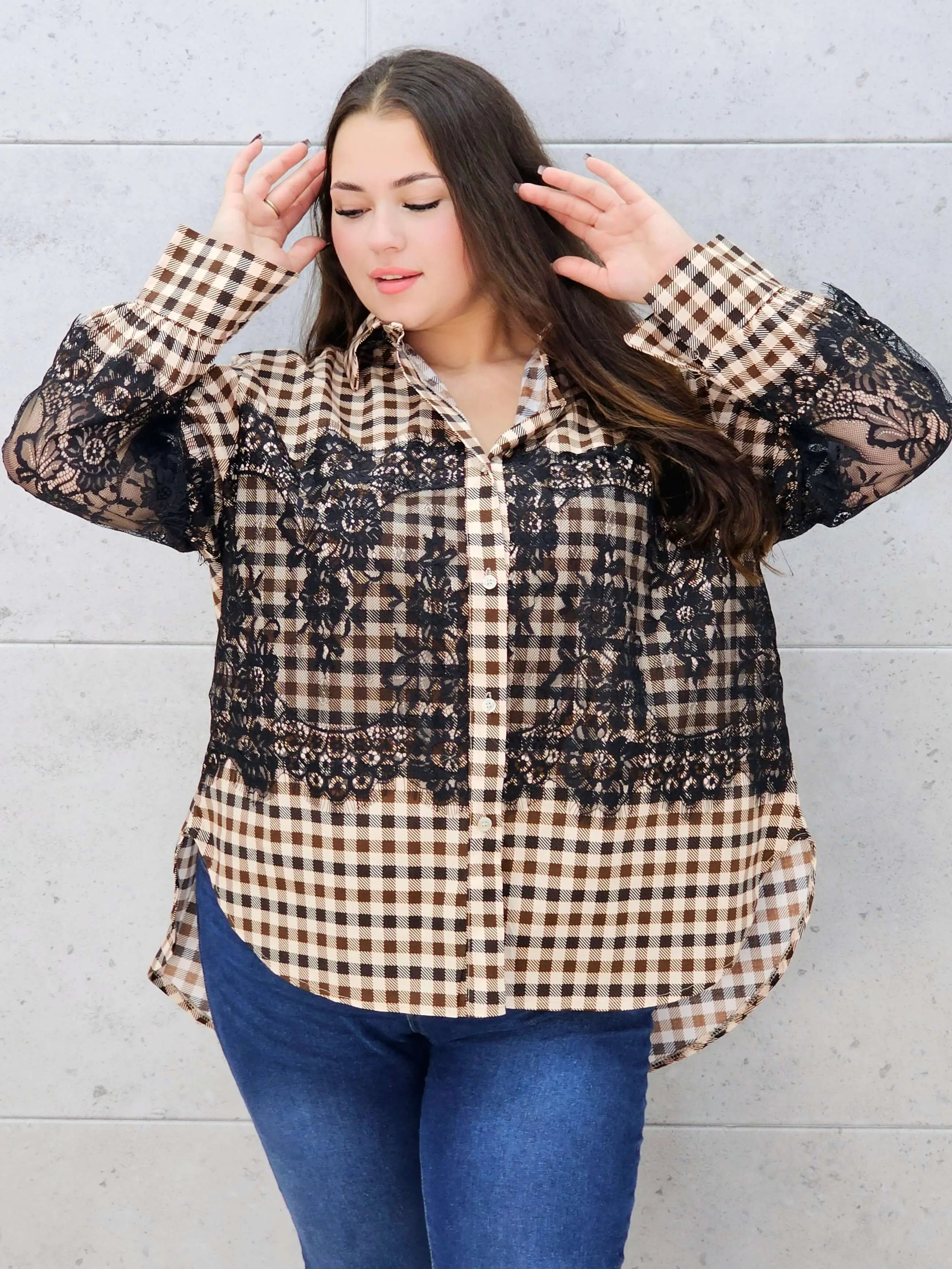 modna koszula z koronką w dużych rozmiarach detal 