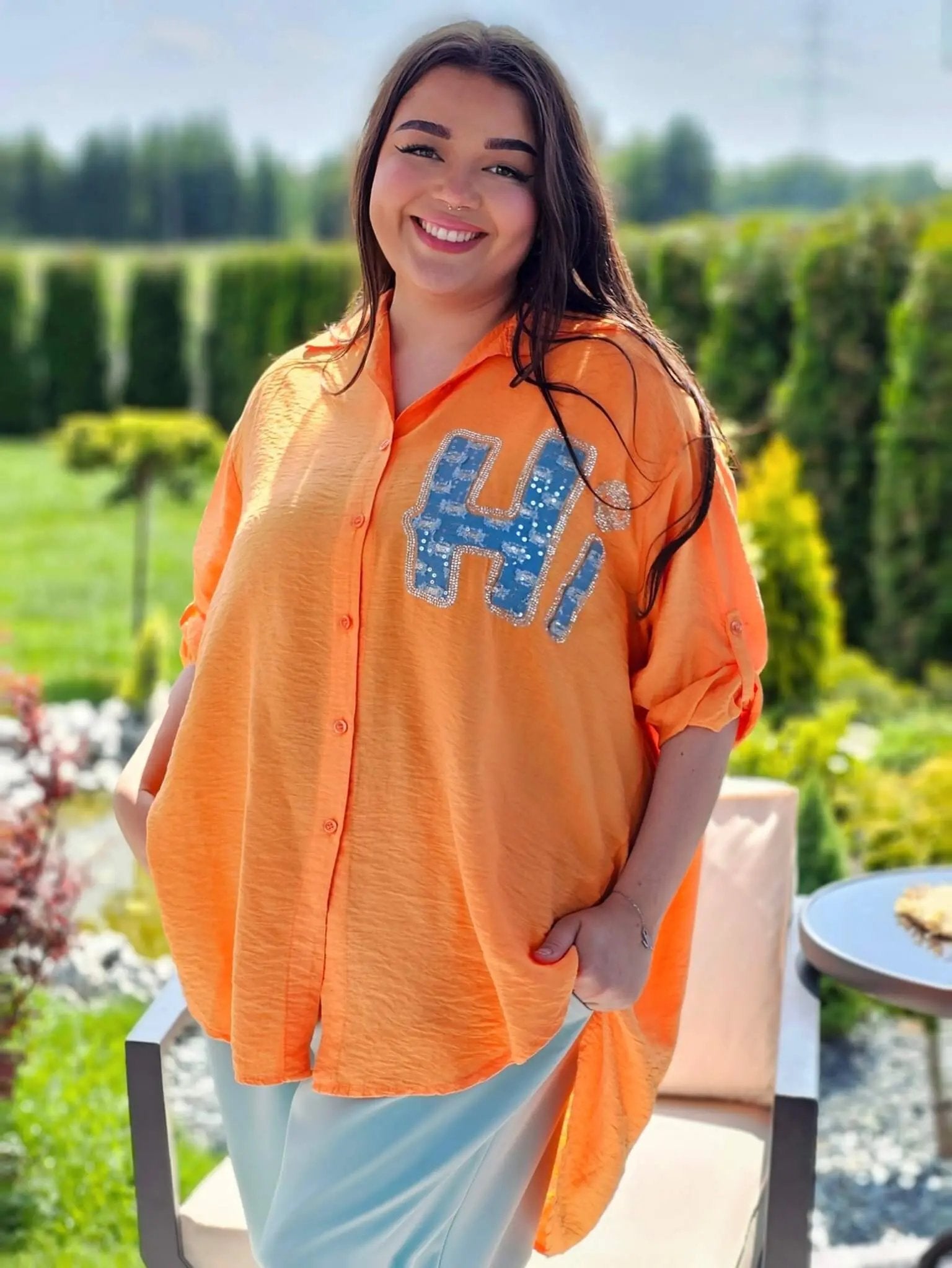 Koszula z efektem gniecenia i cekinowym napisem "Hi" - w kilku kolorach Stylowa XL