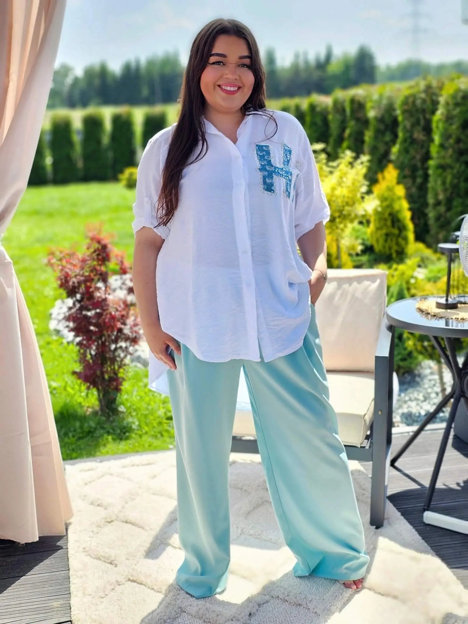 Koszula z efektem gniecenia i cekinowym napisem "Hi" - w kilku kolorach Stylowa XL